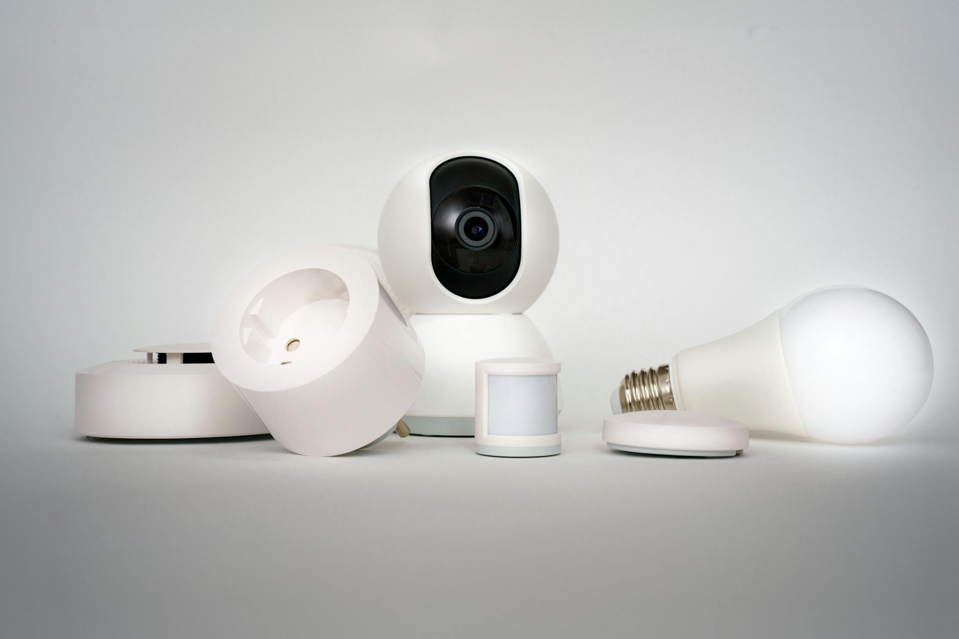 Minimalistyczny zestaw urządzeń smart home: kamera, żarówka, czujniki