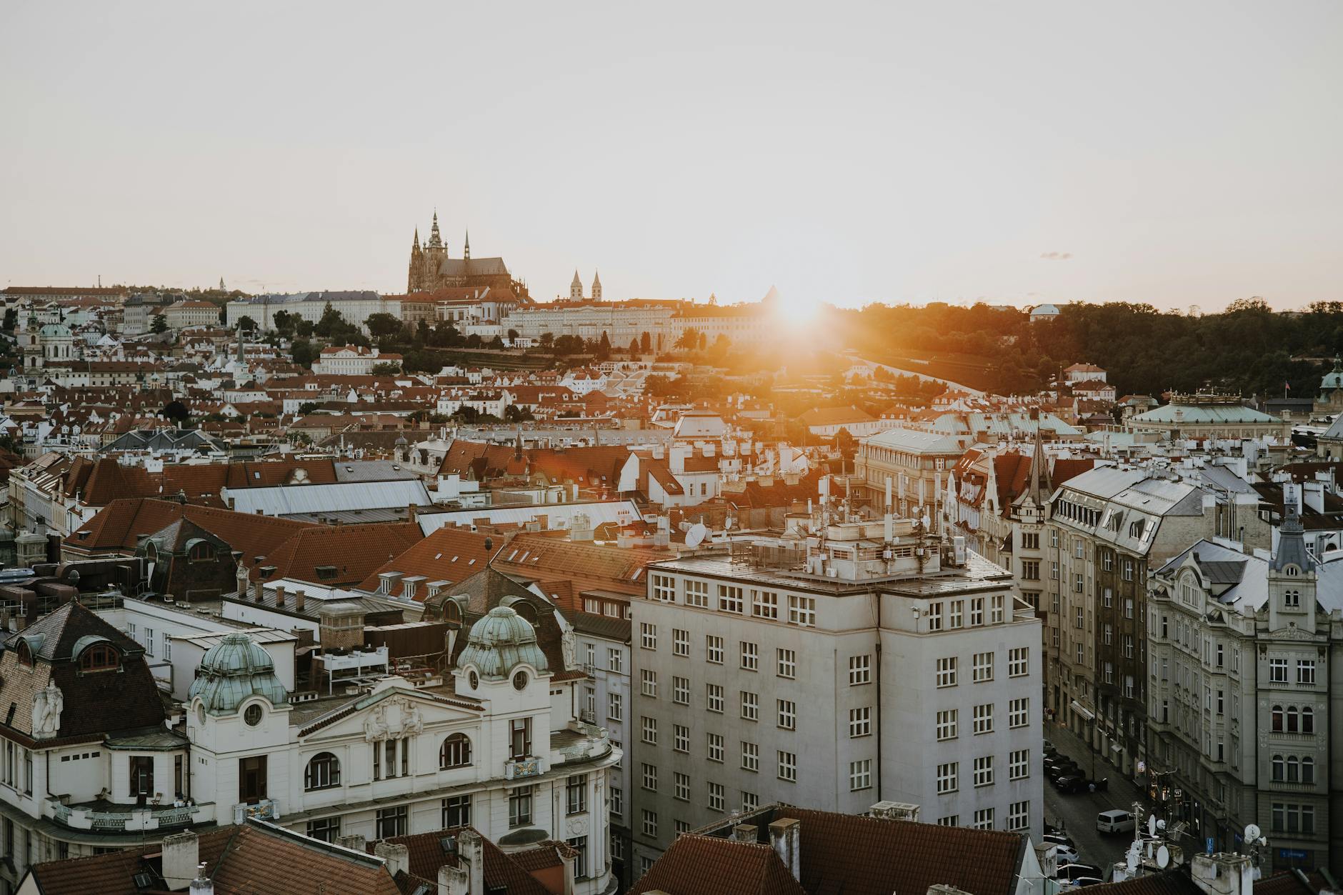 Panorama Pragi o zachodzie słońca z historyczną zabudową