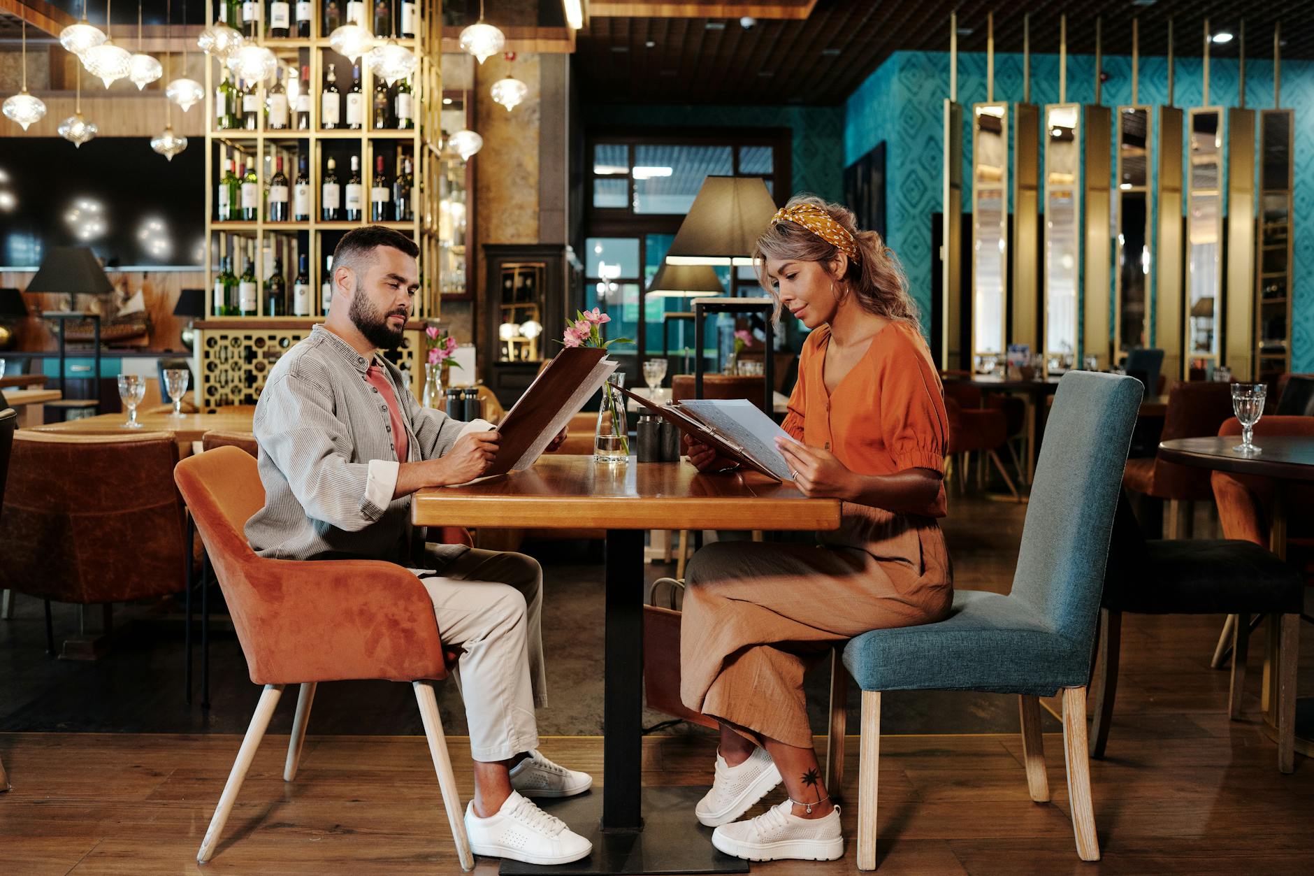Jak rozpoznać dobrą restaurację w nieznanym mieście: praktyczny przewodnik dla podróżujących po Polsce i Europie Para przeglądająca menu w eleganckiej restauracji w obcym mieście