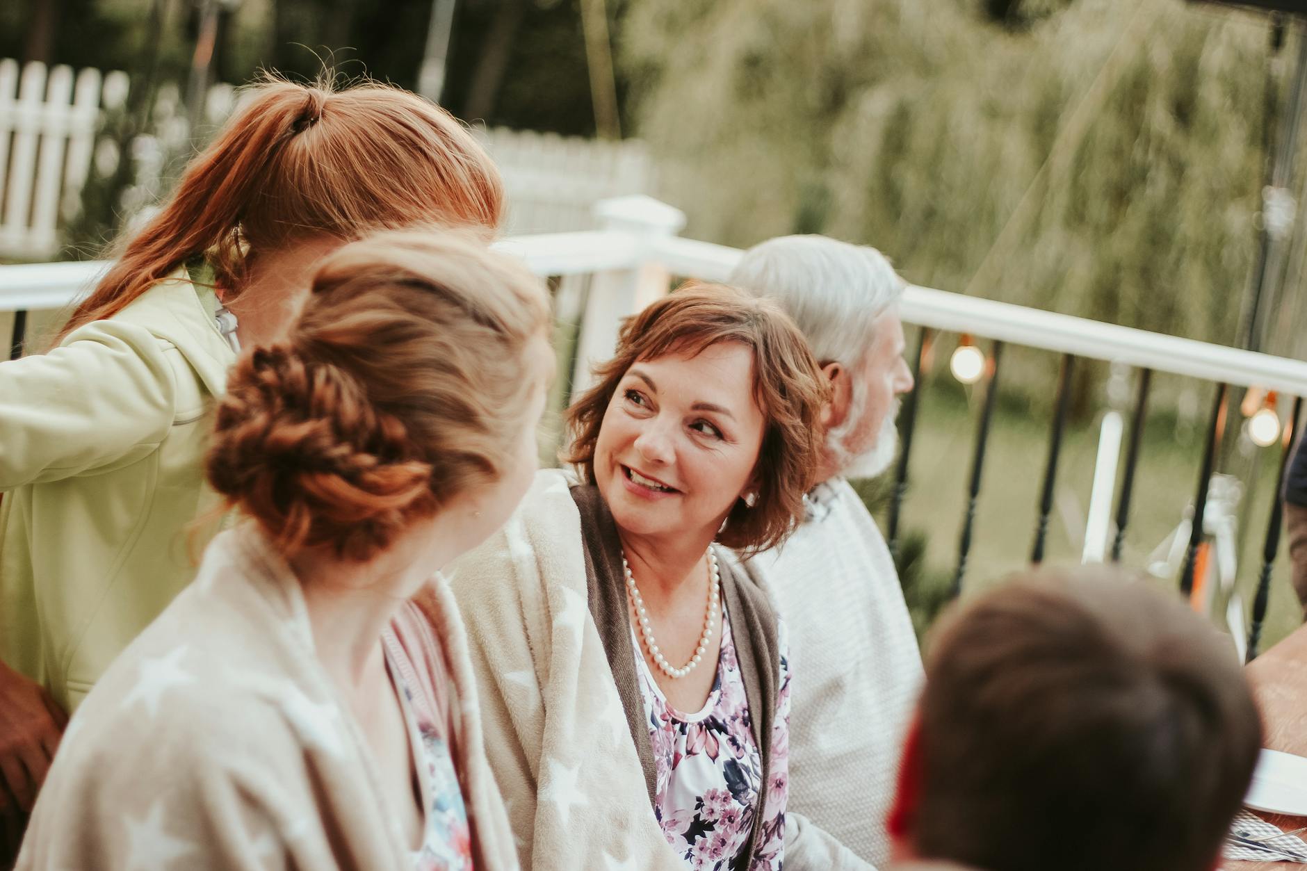Rodzina spędza spokojne letnie popołudnie razem na świeżym powietrzu